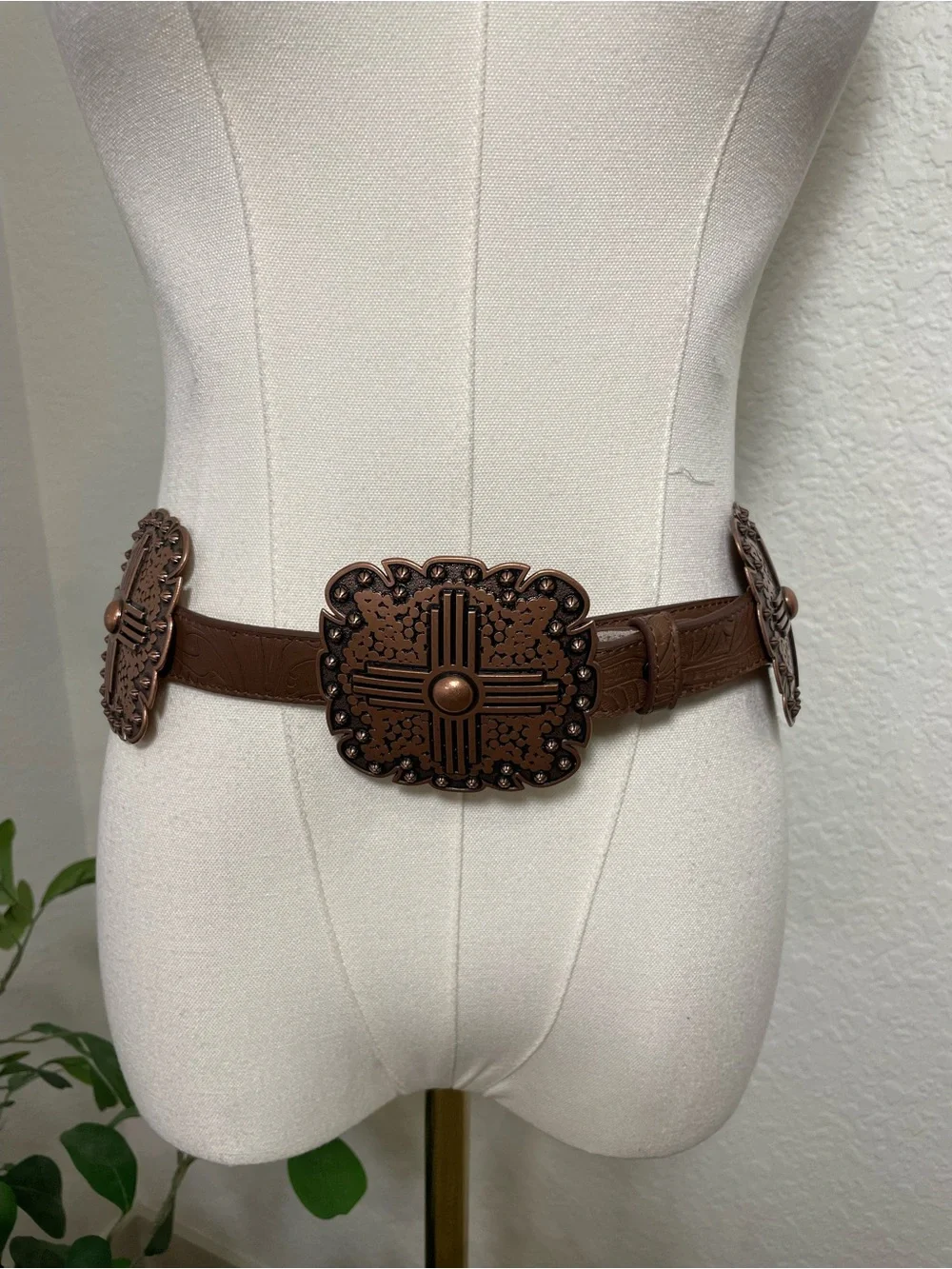 Angel Ranch Women’s Brown Scalloped Concho Leather Belt – Size Large